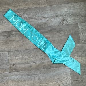 “Mom to be” sash